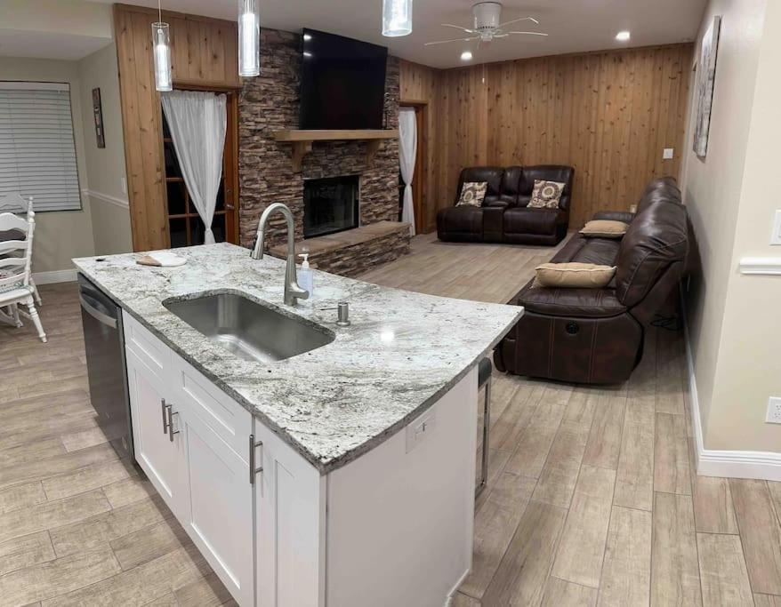 Lake Valrico'S Camelot Court With Heated Pool & Access To Private Lake Exterior photo